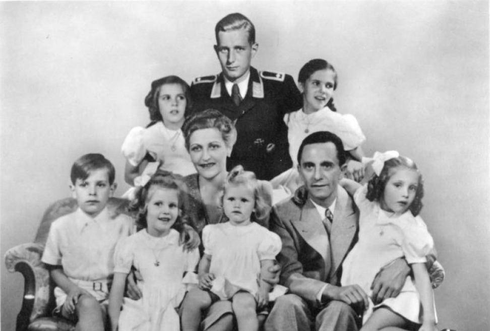 此女响应希特勒的号召生了六个孩子，却在战败前将他们全部毒杀