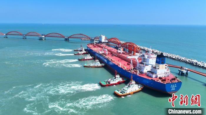 粤东地区石化产业链进一步形成，首艘30万吨级油轮顺利靠泊