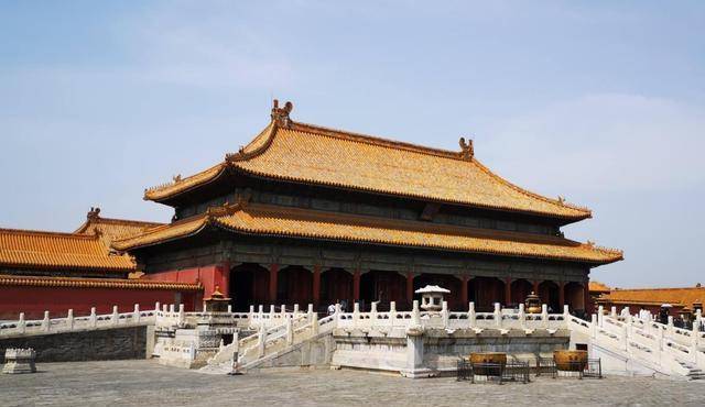 清朝皇帝每天上朝的时候，是在乾清宫，还是在太和殿呢？