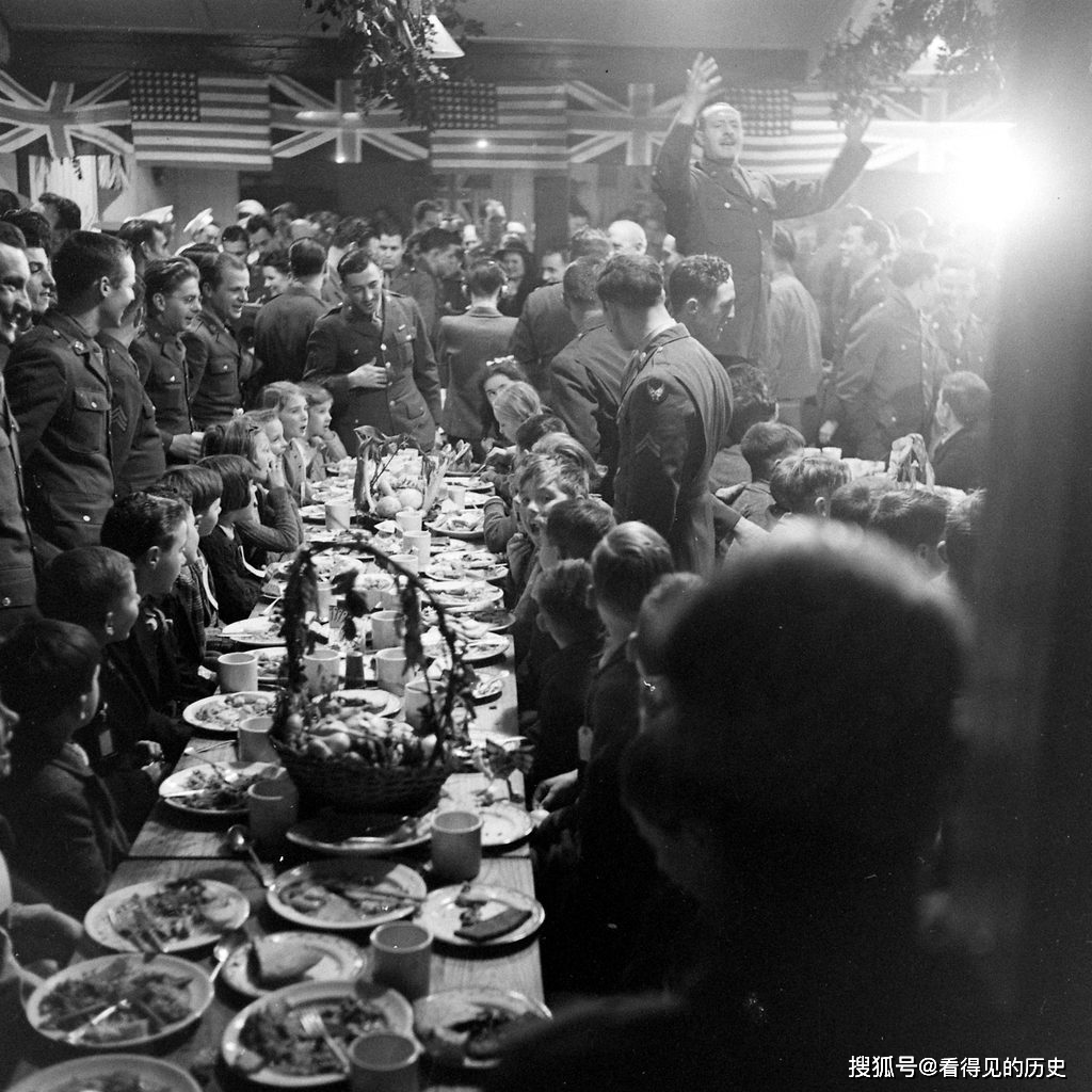 二战老照片 美国大兵和英国人一同庆祝感恩节