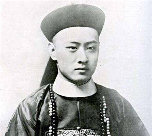 他是清朝背景最硬的王爷，富可敌国，八国联军进京不敢动他府邸。