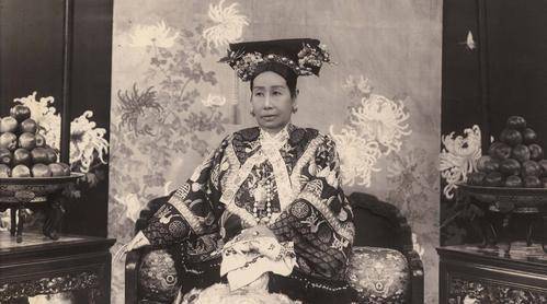 溥仪一生当了3次皇帝，去世时清朝已灭亡55年，1995年被葬入皇陵